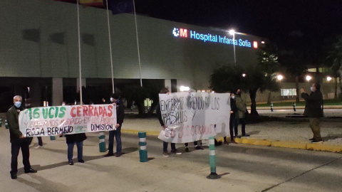 Imagen de usuarios y sanitarios protestando frente al Hospital Infanta Sofía de Madrid.