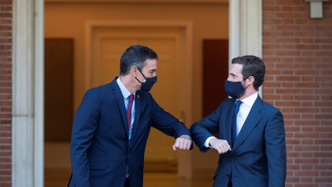 El presidente del Gobierno, Pedro Sánchez (i) saluda al líder del PP, Pablo Casado (d) a su llegada al Palacio de La Moncloa. EFE/Fernando Villar/POOL