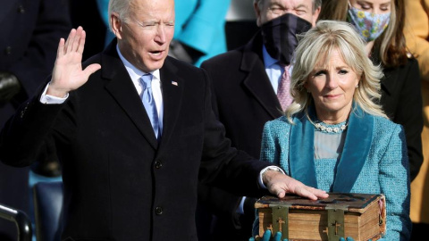 El president electe dels EUA, Joe Biden (esquerra) al costat de la Dra. Jill Biden (C), mentre el president del Tribunal Suprem John Roberts, de la Cort Suprema, li dona jurament al càrrec durant la cerimònia inaugural del president electe