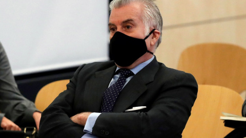 El extesorero del PP Luis Bárcenas sentado en el banquillo de los acusados durante la primera sesión del juicio por el pago de las obras de la sede del partido con la supuesta cja B, en la Audiencia Nacional en San Fernando de Henares. EFE/