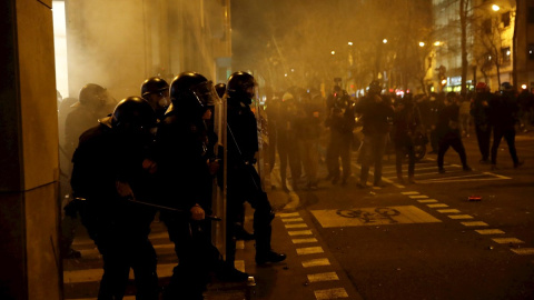 Varios Mossos durante una concentración en apoyo a Pablo Hasél este martes en Barcelona.
