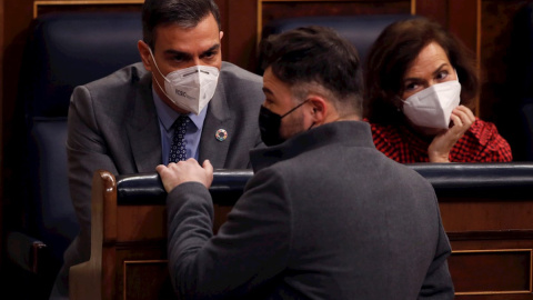 17/022021.- El presidente del Gobierno, Pedro Sánchez (i), y la vicepresidenta primera, Carmen Calvo (d), conversa con el portavoz de ERC Gabriel Rufián (c) durante una nueva sesión de control celebrada este miércoles en el Congreso de los