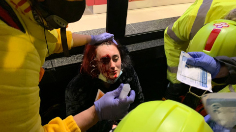 La noia ferida per una bala de foam durant la manifestació en suport a Pablo Hasél.