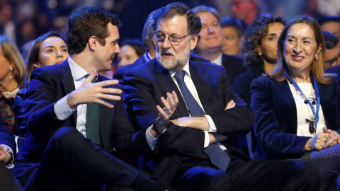 El expresidente Mariano Rajoy conversa con el actual líder popular, Pablo Casado, y la vicesecretaria Ana Pastor.