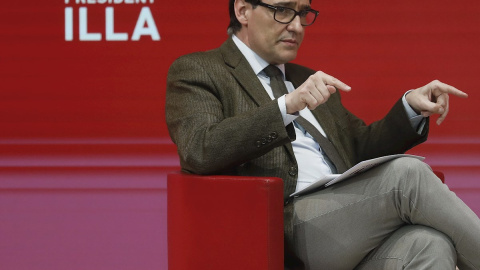 El candidato del PSC a la presidencia de la Generalitat, Salvador Illa, durante el dialogo sobre economía que ha mantenido este lunes en Barcelona con la vicepresidenta tercera del Gobierno, Nadia Calviño, en el marco de la campaña electora