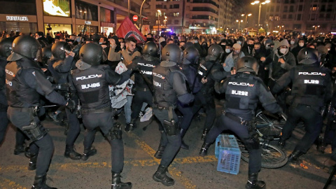La Policía antidisturbios carga contra los manifestantes durante la concentración convocada en Valencia en protesta por la detención e ingreso en prisión del rapero Pablo Hasel.