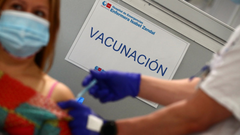 Una mujer recibe una dosis de la vacuna de AstraZeneca en el Hospital Isabel Zendal de la Comunidad de Madrid.