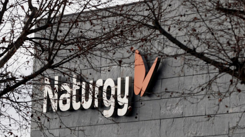 El logo de Naturgy en la fachada de su sede en Madrid. EFE