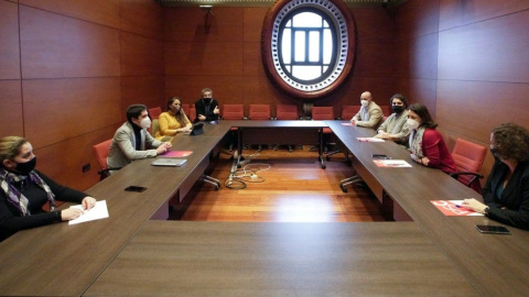 Imatge de la primera reunió entre PSC i els comuns.