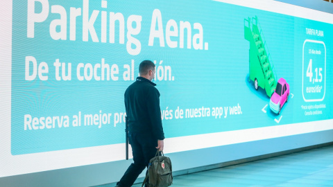 Un vigilante camina con una mochila cerca del acceso a los aparcamiento la terminal T4 del Aeropuerto Adolfo Suárez Madrid-Barajas. E.P./Ricardo Rubio