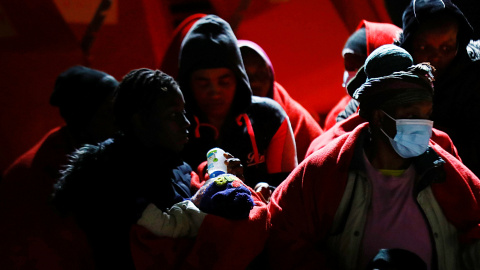 Migrantes esperan a desembarcar en el puerto de Arguineguin, Canarias