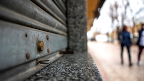 28/01/2021. Imagen de un comercio cerrado. - EFE