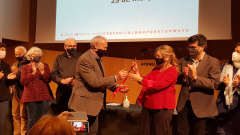 El president sortint Jordi Casassas traspassa la clau de l'Ateneu Barcelonès a la nova presidenta de l'entitat, Isona Passola.