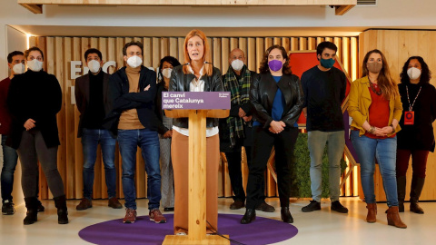 14/02/2021.- La candidata de En Comú Podem, Jessica Albiach, acompañada entre otros por la alcaldesa de Barcelona, Ada Colau, durante su comparecencia ante los medios de comunicación para valorar los resultados en la elecciones catalanas ce