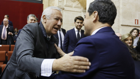 El senador y presidente de honor del PP-Andalucia, Javier Arenas (c-i), saluda al líder del PP-A, Juanma Moreno, en el Parlamento andaluz que acoge el debate de investidura. EFE/José Manuel Vidal