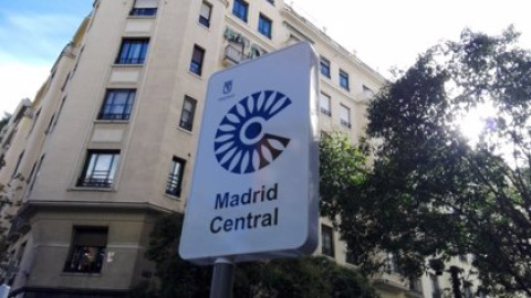 Señal con el distintivo de Madrid Central en Madrid (España).