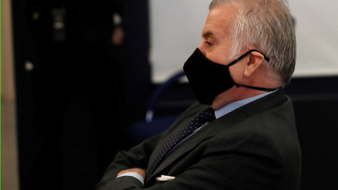 El extesorero del PP Luis Bárcenas sentado en el banquillo de los acusados durante la primera sesión del juicio por el pago de las obras de la sede del partido con la supuesta cja B, en la Audiencia Nacional en San Fernando de Henares. EFE/
