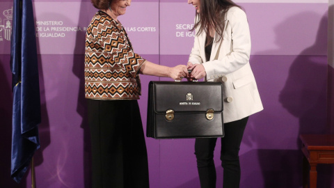 La vicepresidenta primera, Carmen Calvo, entrega la cartera de Igualdad a la nueva ministra, Irene Montero.