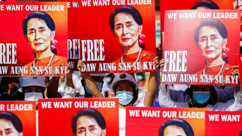 Manifestantes sostienen pancartas por la liberación de la líder birmana Aung San Suu Kyi