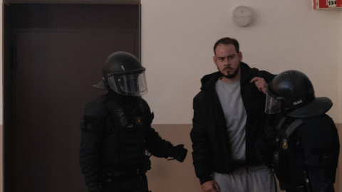 Momento de la detención de Pablo Hasél en el interior del rectorado de la Universitat de Lleida.