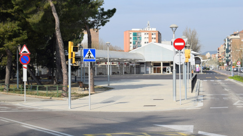 L'estació d'autobusos i de tren d'Igualada, buida de vehicles i passatgers pel confinament de la ciutat. EVA BLECHOVÁ / ACN