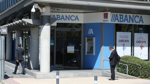 Un hombre pasa al lado de una sucursal de Abanca, en Madrid. E.P./Marta Fernández
