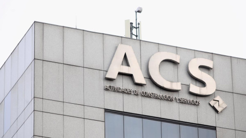 El logo de ACS en lo alto del edificio de su sede en Madrid. E.P./Eduardo Parra