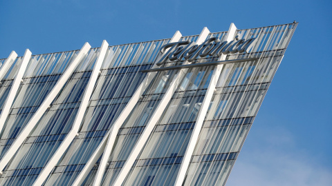 El logo de Telefónica en su sede en Barcelona. REUTERS