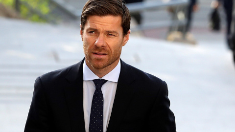 09/10/2019.- El exfutbolista español Xabi Alonso llega a la Audiencia Provincial de Madrid (España), este miércoles, para asistir a la sesión de su juicio por supuesto fraude fiscal en los ejercicios 2010, 2011 y 2012. EFE/J.J. Guillen