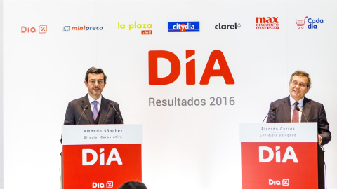 El consejero delegado del grupo DIA, Amando Sánchez (d), y el director corporativo, Ricardo Currás. E.P.