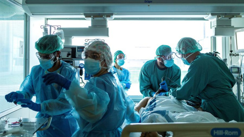 Profesionales del personal sanitario de las UCI del Hospital Universitario de Bellvitge para pacientes covid.