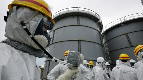 Funcionarios miden la radiación en las instalaciones nucleares de Daiichi, en una imagen de archivo del pasado 07 de noviembre de 2013.