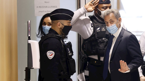 El ex presidente francés Nicolas Sarkozy (R) llega al tribunal para su juicio por cargos de corrupción en el llamado 'asunto de escuchas telefónicas' en París, Francia, el 1 de marzo de 2021.