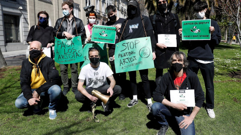 Manifestación frente a la sede de Spotify en Madrid este lunes como parte de una acción internacional que reclama justicia a la plataforma sueca "para que pague adecuadamente a los músicos" por las reproducciones musicales.