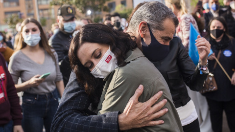 La presidenta de la Comunidad de Madrid y candidata a la reelección, Isabel Díaz Ayuso, abraza a Toni Cantó, durante una visita a la carpa del Partido Popular en San Sebastián de los Reyes, a 14 de abril de 2021.
