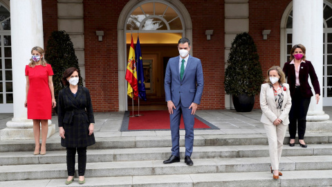El presidente del Gobierno, Pedro Sánchez (c), posa junto la vicepresidenta tercera, Yolanda Díaz (i), la vicepresidenta primera del Gobierno, Carmen Calvo (2-i), la vicepresidenta segunda, Nadia Calviño (2-d), y la vicepresidenta cuarta de