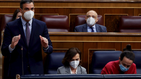 17/03/2021.- El presidente del Gobierno, Pedro Sánchez (i), responde al líder popular Pablo Casado (no aparece) en presencia de su vicepresidenta primera, Carmen Calvo, y del todavía vicepresidente segundo, Pablo Iglesias, durante una nueva