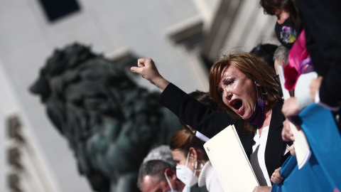 17/03/2021.- La presidenta de la Federación Plataforma Trans, Mar Cambrollé, levanta el brazo en una rueda de prensa de colectivos trans tras registrar una ley en el Congreso de los Diputados, en Madrid, (España). Eduardo Parra / Europa Pre