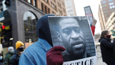 Un manifestante sostiene una pancarta de George Floyd en una protesta reclamando justicia en Mineápolis (EEUU)