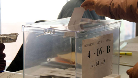 Una ciudadana deposita su voto en las pasadas elecciones autonómicas en Cataluña.