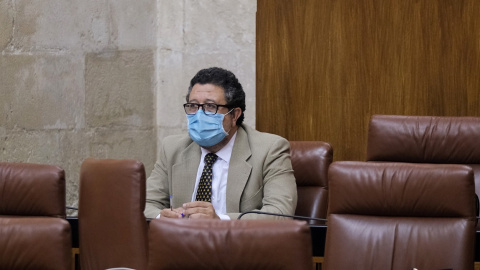 11/12/2019 - El portavoz del grupo parlamentario Vox, Alejandro Hernández (i), y el presidente del grupo parlamentario Vox, Francisco Serrano (d).