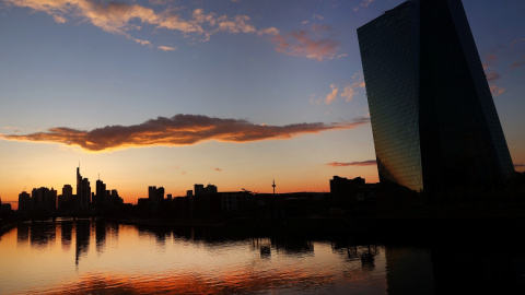 La silueta del rascacielos donde tiene su sede en BCE en el barrio financiero de Frácfort aparece recortada en el cielo durante el atardecer. REUTERS/Kai Pfaffenbach