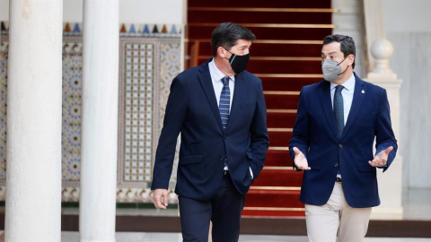 El presidente andaluz, Juanma Moreno, del PP, y el vicepresidente, Juan Marín (izq), de Ciudadanos, han comparecido juntos esta tarde en el patio del Parlamento andaluz, donde se celebra un pleno ordinario, exhibiendo la unidad del Ejecutiv
