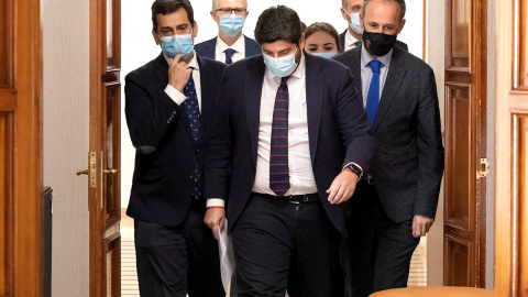 El presidente de la Comunidad de Murcia Fernando López Miras acompañado por varios de sus consejeros este miércoles.