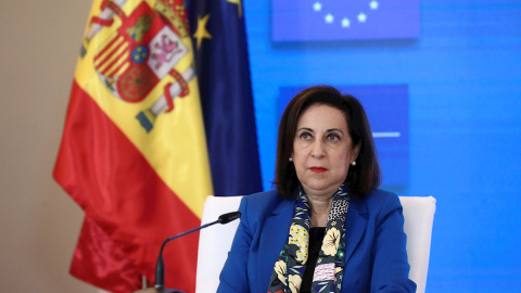24/12/2020. La ministra de Defensa, Margarita Robles, escucha el mensaje que el presidente del Gobierno envía a las tropas en misiones humanitarias. - EFE