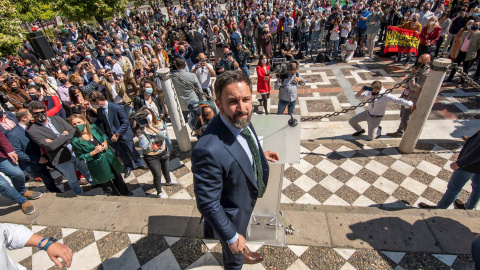 El presidente de Vox, Santiago Abascal, en la rueda de prensa convocada este miércoles en la Plaza Nueva de Sevilla.