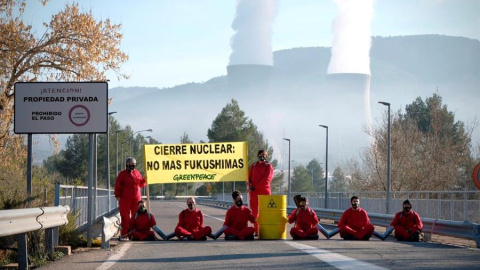 1.- Ocho activistas de Greenpeace se han encadenado a primera hora de este jueves en la carretera de acceso a la central nuclear de Cofrentes (Valencia) con el lema "Cierre Nuclear: No más Fukushimas" para reclamar el cierre definitivo de l