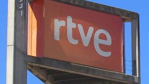 Logo de RTVE en el edificio de la corporación.