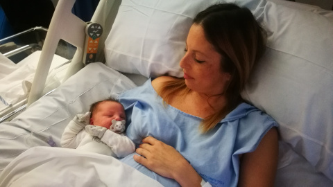 El primer nadó nascut a Tarragona el 2020 amb la seva mare.