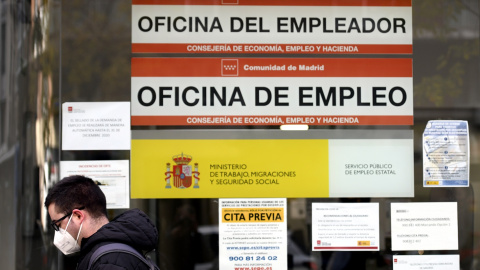 Un hombre pasa por la puerta de una oficina de empleo, SEPE (antiguo INEM) horas después de conocer los datos del paro de noviembre, en Madrid (España), a 2 de diciembre de 2020.